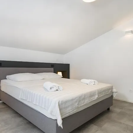 Ana 2 I 3 * Malinska