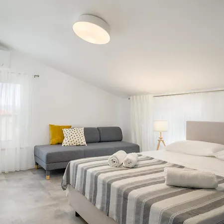 Ana 2 I 3 Apartament Malinska